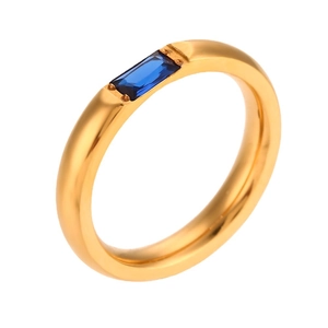 Minimalistischer vergoldeter Edelstahlring mit rechteckigem blauem Zirkon-Stein