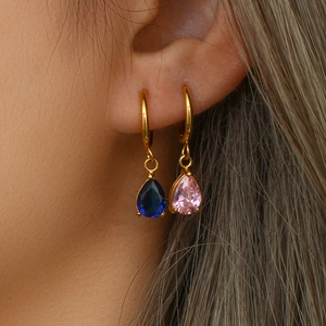Créoles en acier inoxydable doré avec pendentifs en zircone bleu et rose en goutte