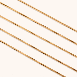Gros plan détaillé de chaînes box en acier inoxydable doré pour la création de bijoux