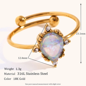 Detalle de anillo ajustable de oro de 18 quilates con ópalo en forma de pera