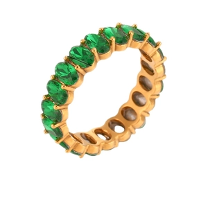 Anello eternity placcato oro 18K con zirconi verdi taglio ovale e incastonatura a griffe
