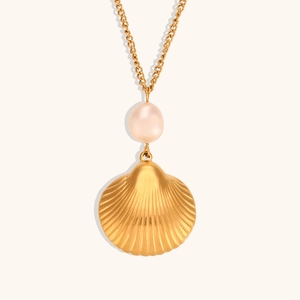 Dettaglio della collana con ciondolo a conchiglia e perla rosa placcata in oro 18K