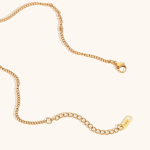Dettaglio catena a maglia O placcata oro 18K con chiusura a moschettone ed estensione