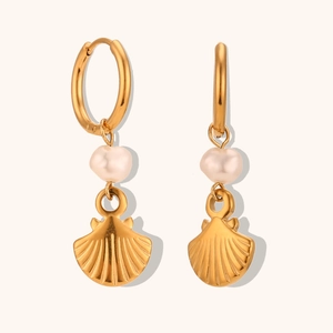 Dettaglio di orecchini placcati oro 18K con perla irregolare e ciondolo a forma di conchiglia