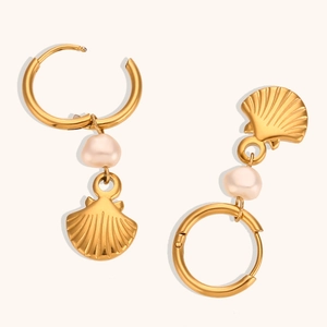 Dettaglio di orecchini a cerchio placcati oro 18K con perle barocche e conchiglie