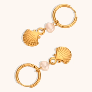 Dettaglio di orecchini placcati oro 18K con perle d'acqua dolce e ciondoli a conchiglia
