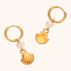 Dettaglio degli orecchini a conchiglia placcati oro 18K con perle naturali d'acqua dolce