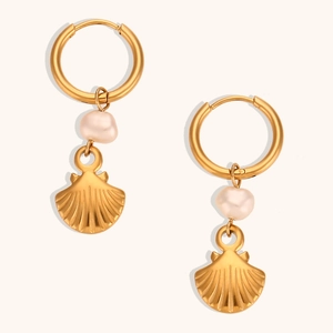 Dettaglio di orecchini a cerchio placcati oro 18K con perle barocche e pendenti a conchiglia
