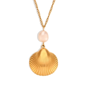 Collana placcata oro 18K con perla d'acqua dolce e ciondolo conchiglia su sfondo bianco