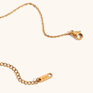 Nahaufnahme der 18K vergoldeten Kette mit Karabinerverschluss und K18 Punzierung