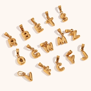Detailopname van 18K vergulde bubble letter hangers met ronde 3D gepolijste finish