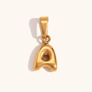 Gepolijste 18K vergulde puffy letter A bubble hanger in een minimalistische stijl