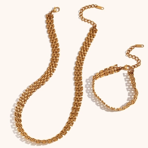 Dettaglio del set collana e bracciale in acciaio inossidabile placcato oro 18K intrecciato