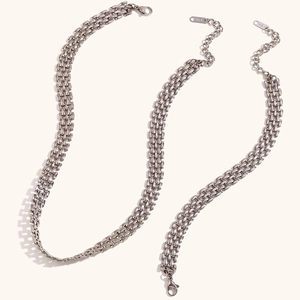 Dettaglio del set collana e bracciale a maglia intrecciata argento con chiusura 18K