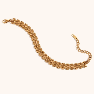 Dettaglio della collana a catena in acciaio dorato stile cinturino con chiusura 18K