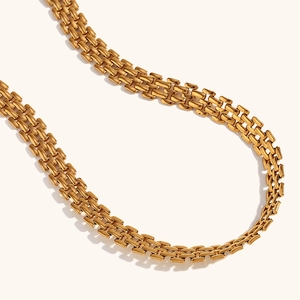 Dettaglio della collana a catena intrecciata in acciaio inossidabile placcato oro