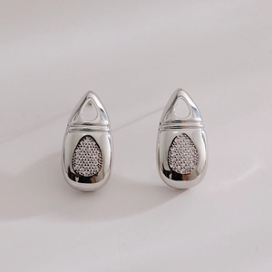 Détails macro de boucles d'oreilles gouttes avec pavé de zircons en cuivre argenté