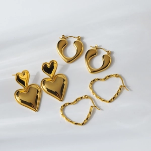 Tre paia di orecchini a cuore in acciaio inossidabile placcato oro 18K vari design