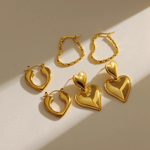 Tre paia di orecchini a cuore in acciaio inossidabile placcato oro 18K lucido
