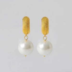 Eleganti orecchini a cerchio in acciaio placcato oro 18K con perle e finitura rugosa