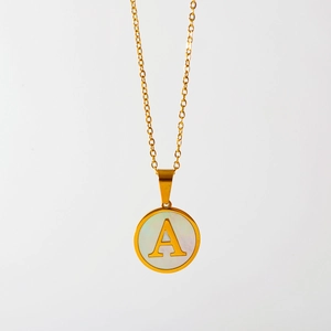 Minimalistische gouden titanium ketting met ronde parelmoer hanger en de Engelse letter A