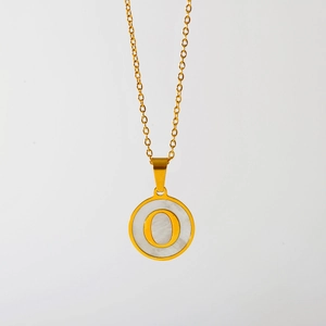 Gouden titanium stalen ketting met ronde parelmoer hanger en de letter O erop