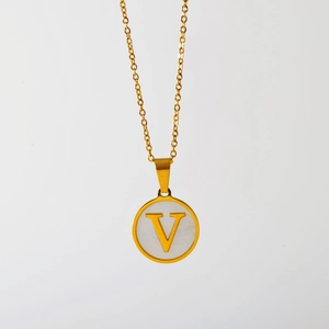 Gouden titanium stalen ketting met witte schelp hanger en gouden metalen letter V