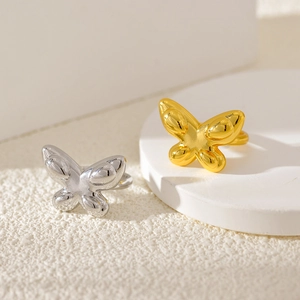 Detailansicht der 3D Schmetterlingsringe in poliertem Gold und Silberglanz