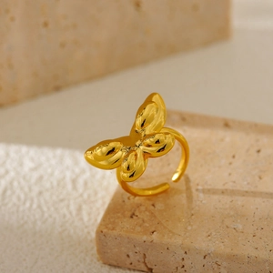 Minimalistischer goldener Schmetterlingsring mit polierten Flügeln und verstellbarer Form