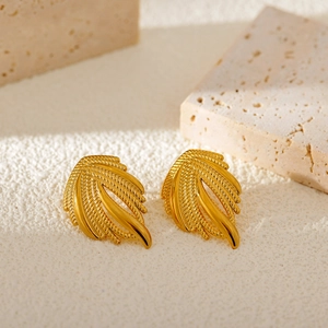 Vintage Ohrstecker in Gold mit Flügelform aus poliertem Edelstahl und Blattstruktur