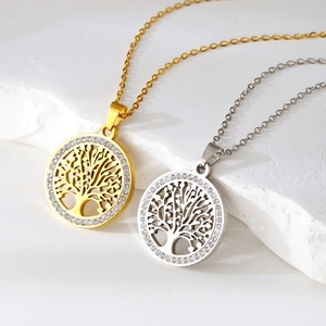 Detail van de uitgesneden Levensboom hangers in goud en zilver met witte zirkonia's