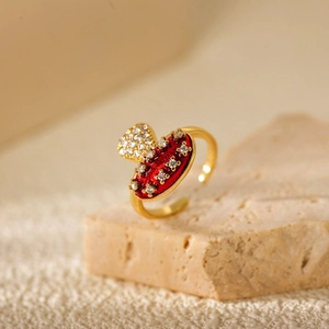 Anello regolabile dorato con cuore in smalto rosso e zirconi su base in pietra