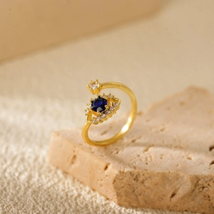 Anello aperto in oro con gemma blu e diamanti bianchi con design protettivo malocchio
