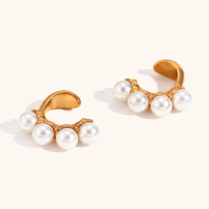 Ζευγάρι επιχρυσωμένα σκουλαρίκια ear cuffs σχήματος J με τέσσερα λευκά μαργαριτάρια σε φόντο