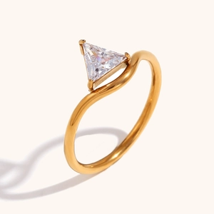 Vergulde roestvrijstalen ring met driehoekige zirkoon en golvende ringband