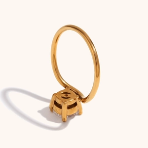 Detail macro-opname van 18K vergulde ring met ronde zirkonia in een stevige vierklauwzetting