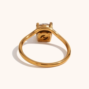 Detailweergave van 18K vergulde roestvrijstalen ring met een sprankelende zirkonia