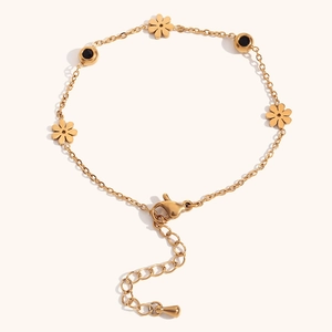 Detail of 18K gold-plated bracelet with black onyx flowers and adjustable lobster clasp