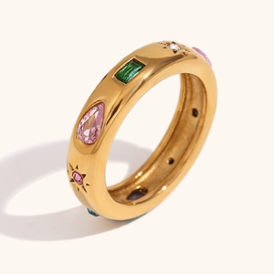 Bague large polie plaquée or 18K avec zircons colorés de formes géométriques variées