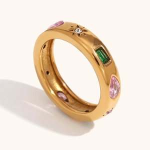 Détail d'une bague plaquée or 18 carats avec zircons rose goutte et vert rectangulaire