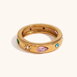 Détail de la bague plaquée or 18K avec des zircons colorés rectangulaires et en forme de poire
