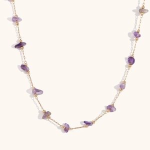 Détail du collier plaqué or 18 carats avec éclats d'améthyste et perles dorées