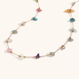 Détail du collier chaîne plaqué or 18 carats avec pierres naturelles multicolores