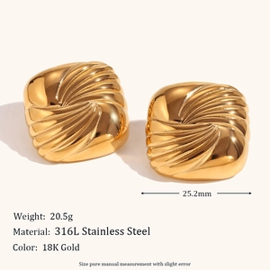 Pendientes cuadrados de acero inoxidable bañados en oro de 18K con textura de espiral