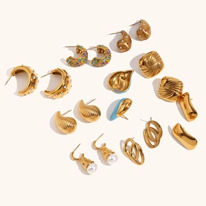 Colección de pendientes de acero inoxidable bañado en oro de 18K con perlas y diamantes