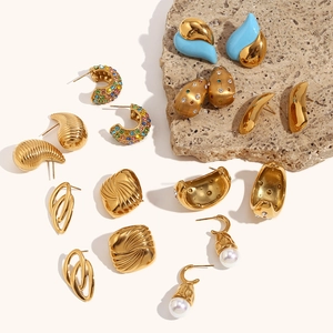 Colección de pendientes bañados en oro con perlas, cristales y texturas en espiral