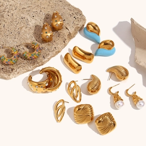 Colección detallada de pendientes de acero chapado en oro 18K con perlas y circonitas