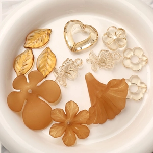Mélange de perles en acrylique ambre avec fleurs dépolies et feuilles pour bijoux DIY