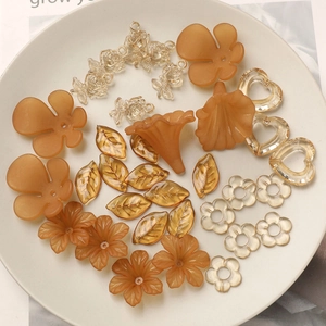 Assortiment de perles acryliques vintage ambrées en fleurs et cœurs pour bijoux DIY