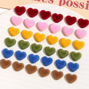 Bovenaanzicht van kleurrijke gevlokte hartbedels in zes kleuren voor DIY-sieraden